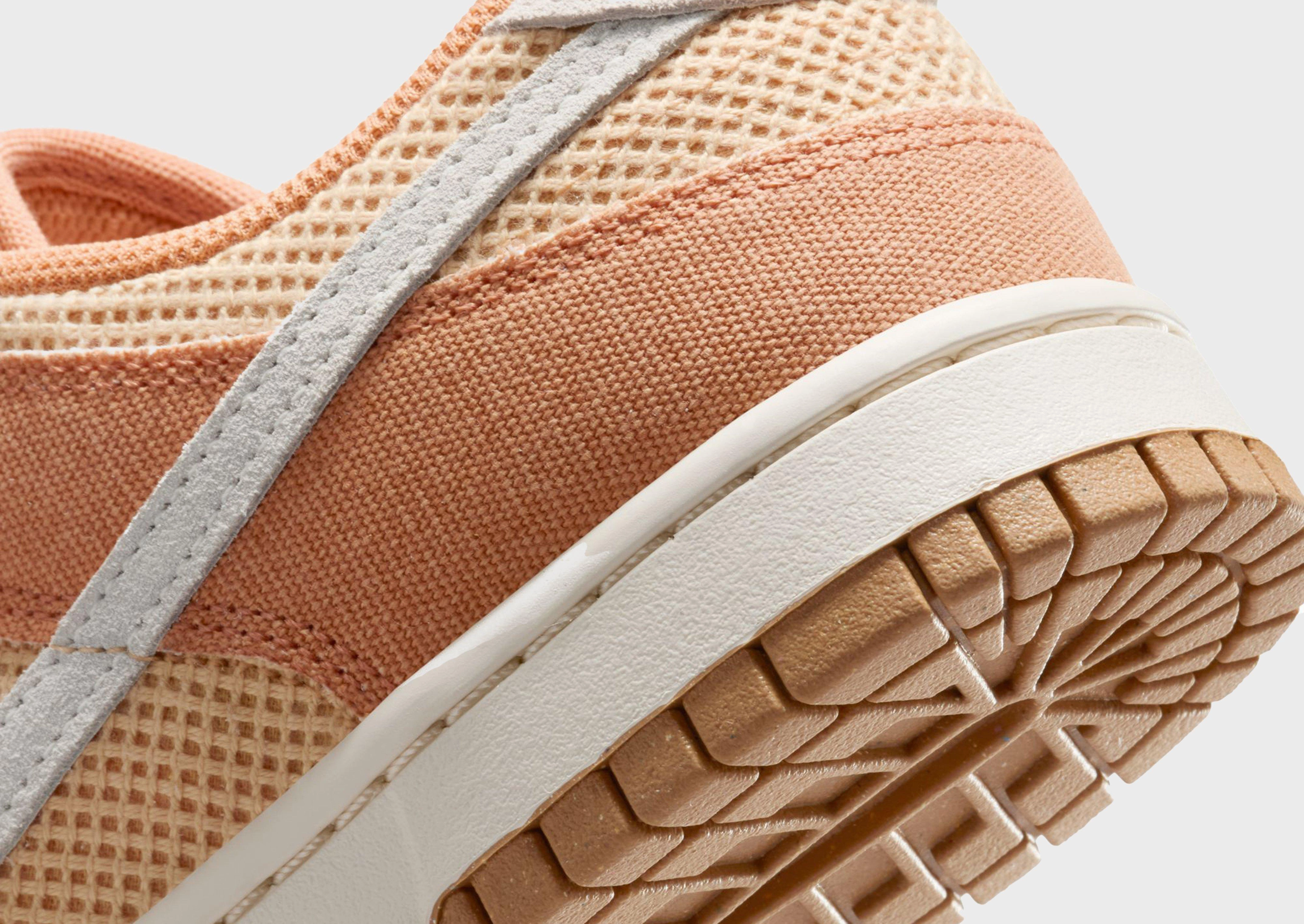 סניקרס Dunk Low SE Next Nature Amber Brown | נשים